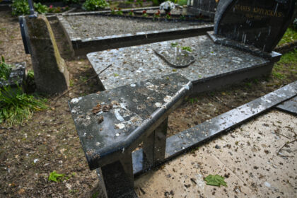 Kas svarbiau: išskirtinis Lietuvoje šešiakamienis ąžuolas, varnos ar pagarba mirusiesiems? Tokį klausimą gerą dešimtmetį kelia tie, kieno artimieji palaidoti Panevėžio rajono Smilgių kapinėse.