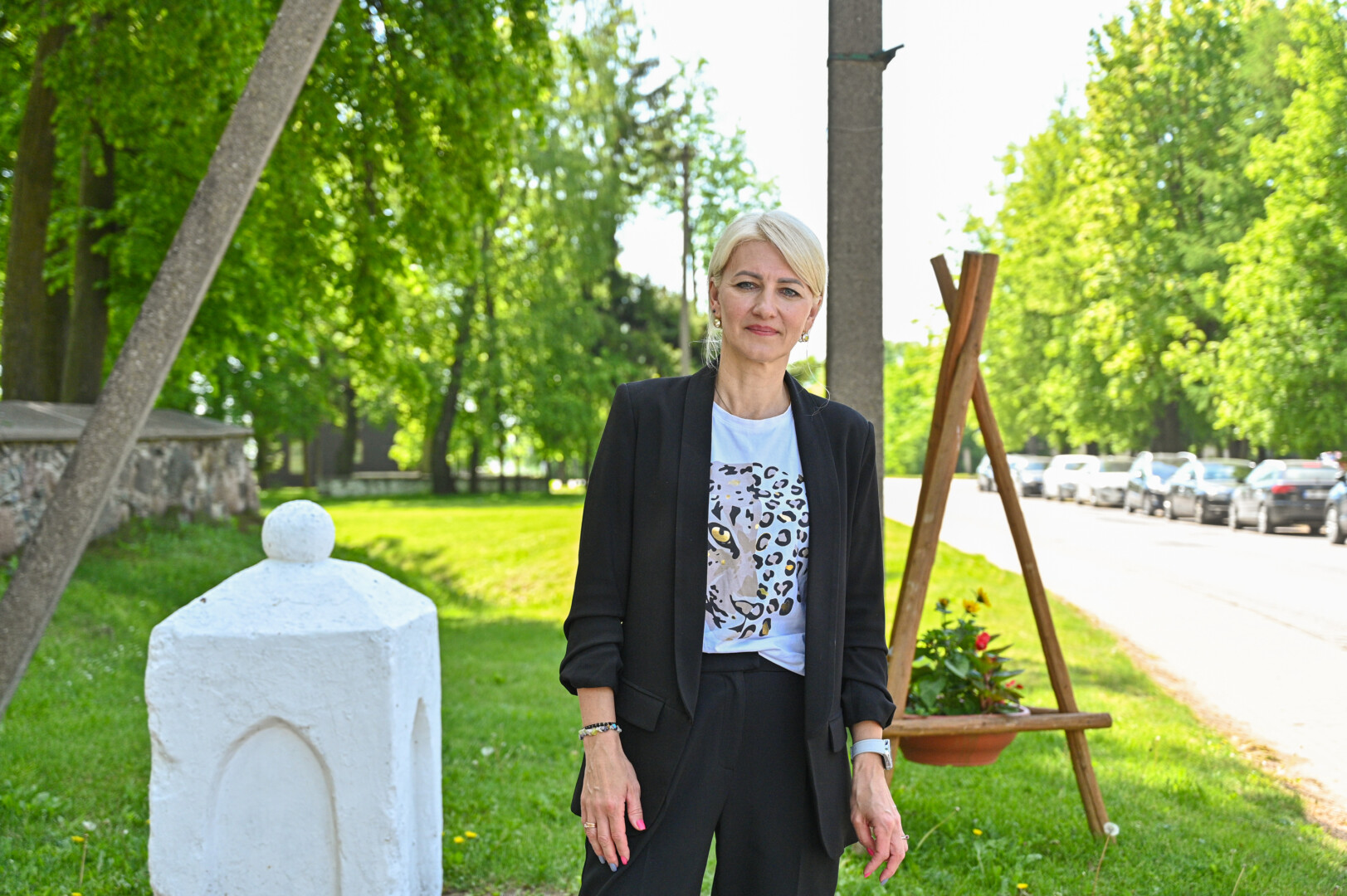 Aušra Vyšniauskienė sako laukianti pasiūlymų, kaip iš miestelio kapinių išgyvendinti varnas. P. ŽIDONIO nuotr.