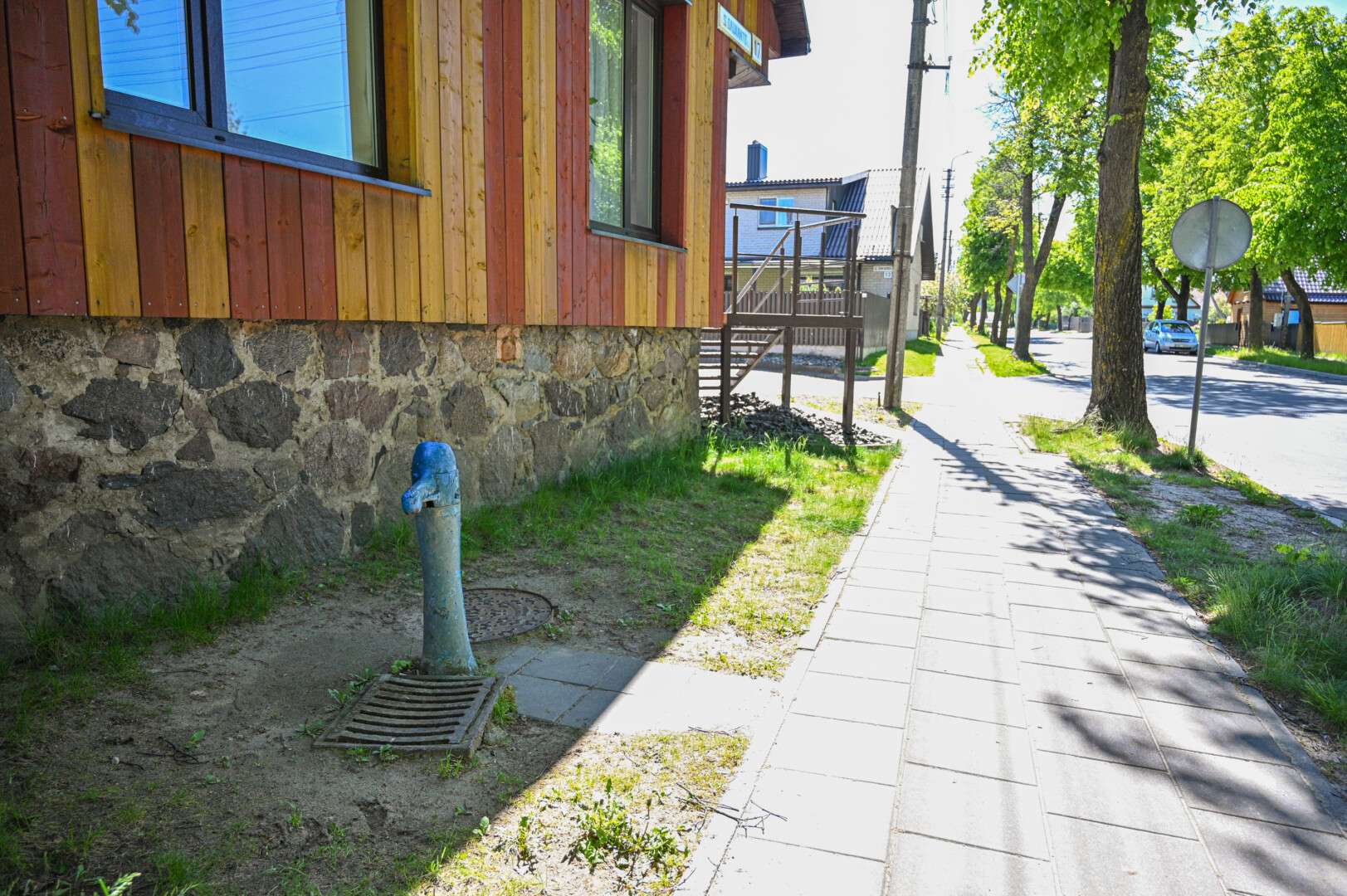 Daug metų iš kolonėlės S. Daukanto gatvėje vandenį nešdavęsis panevėžietis nustebo, kai iš jos nebeišvarvėjo nė lašas. P. ŽIDONIO nuotr.
