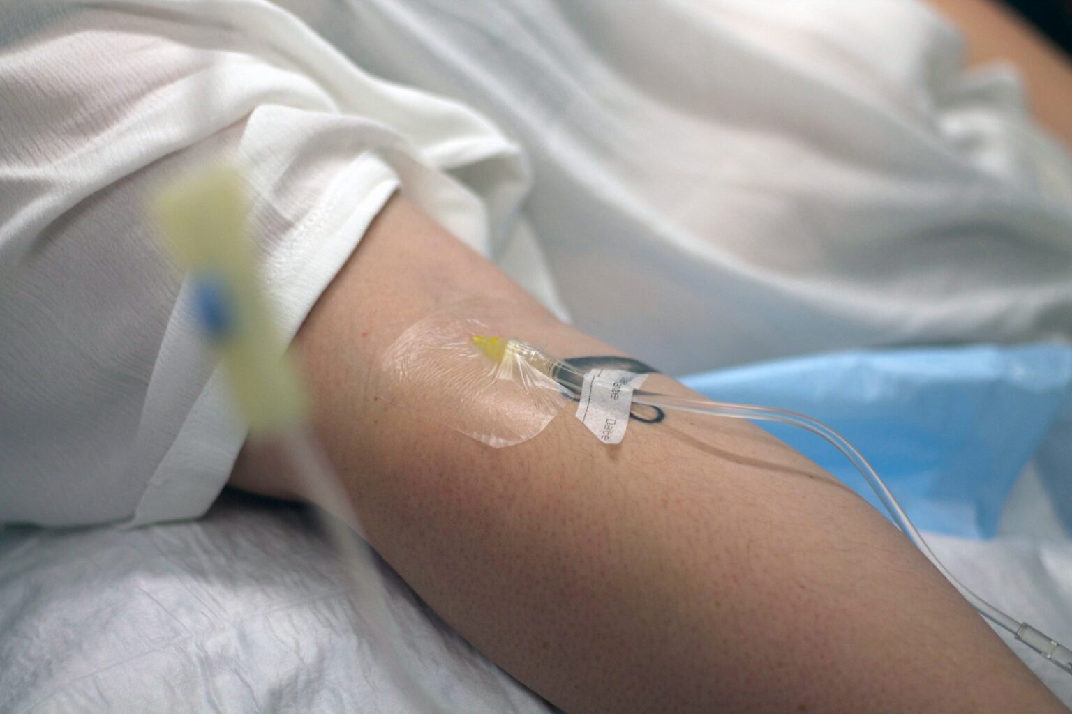 Dar nepraėjo nė savaitė, kai Krekenavos seniūnijos Mitriūnų kaime gyvenantis 15-metis Lukas grįžo iš Santaros klinikų. Į jas dėl itin sunkios genetinės ligos paauglys vežamas gydyti po keletą kartų per metus, jam tenka iškęsti sudėtingas ir varginamas procedūras.