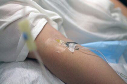 Dar nepraėjo nė savaitė, kai Krekenavos seniūnijos Mitriūnų kaime gyvenantis 15-metis Lukas grįžo iš Santaros klinikų. Į jas dėl itin sunkios genetinės ligos paauglys vežamas gydyti po keletą kartų per metus, jam tenka iškęsti sudėtingas ir varginamas procedūras.