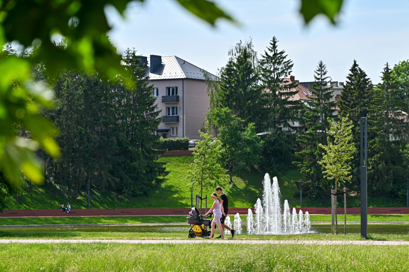 Panevėžio rajonas kūdikio susilaukusioms šeimoms įteikia knygą ir 200 eurų dovanų kuponą. Miestas deklaruoja, jog orientuojasi ne į vienkartinę paramą, o siekia sukurti palankią aplinką šeimoms auginti vaikus. G. KARTANO nuotr.