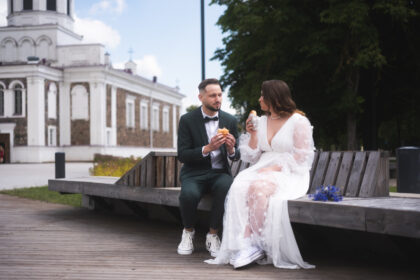 Panevėžiečiai Viktorija Metiolkina ir Tomas Švedas juokiasi prisiminę, kiek daug buvo bandančių juodu atkalbėti nuo tvarių ir pigių vestuvių po atviru dangumi tiesiog ant žolės.