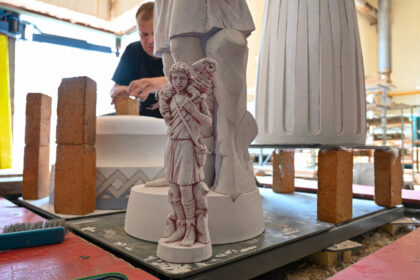 Šventųjų apaštalų Petro ir Povilo bažnyčiai birželio pabaigoje švenčiant vardadienį, šventoriuje numatyta pašventinti naują trijų metrų aukščio Gerojo Ganytojo skulptūrą.