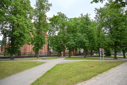 Iš visų Panevėžyje esančių mažiausia, kone kiekvieno kasdien pravažiuojama vos 30 metrų ilgio Sukilėlių aikštė patirtimi gali varžytis su garsiomis istorinėmis vietomis.