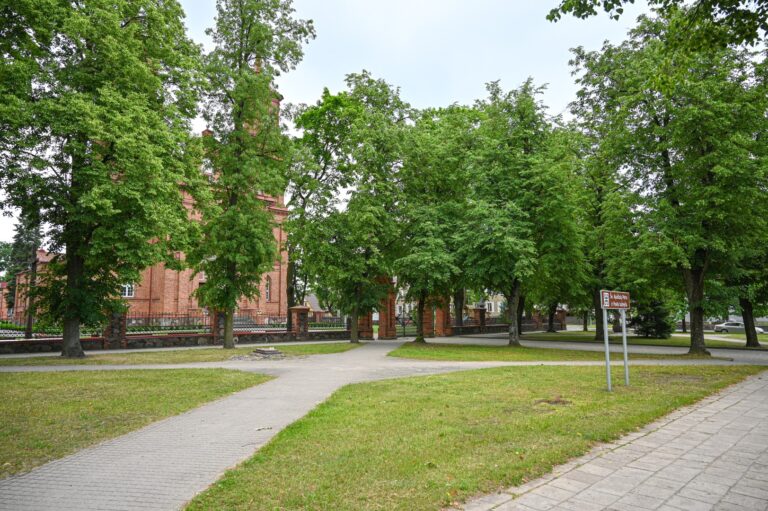 Iš visų Panevėžyje esančių mažiausia, kone kiekvieno kasdien pravažiuojama vos 30 metrų ilgio Sukilėlių aikštė patirtimi gali varžytis su garsiomis istorinėmis vietomis.