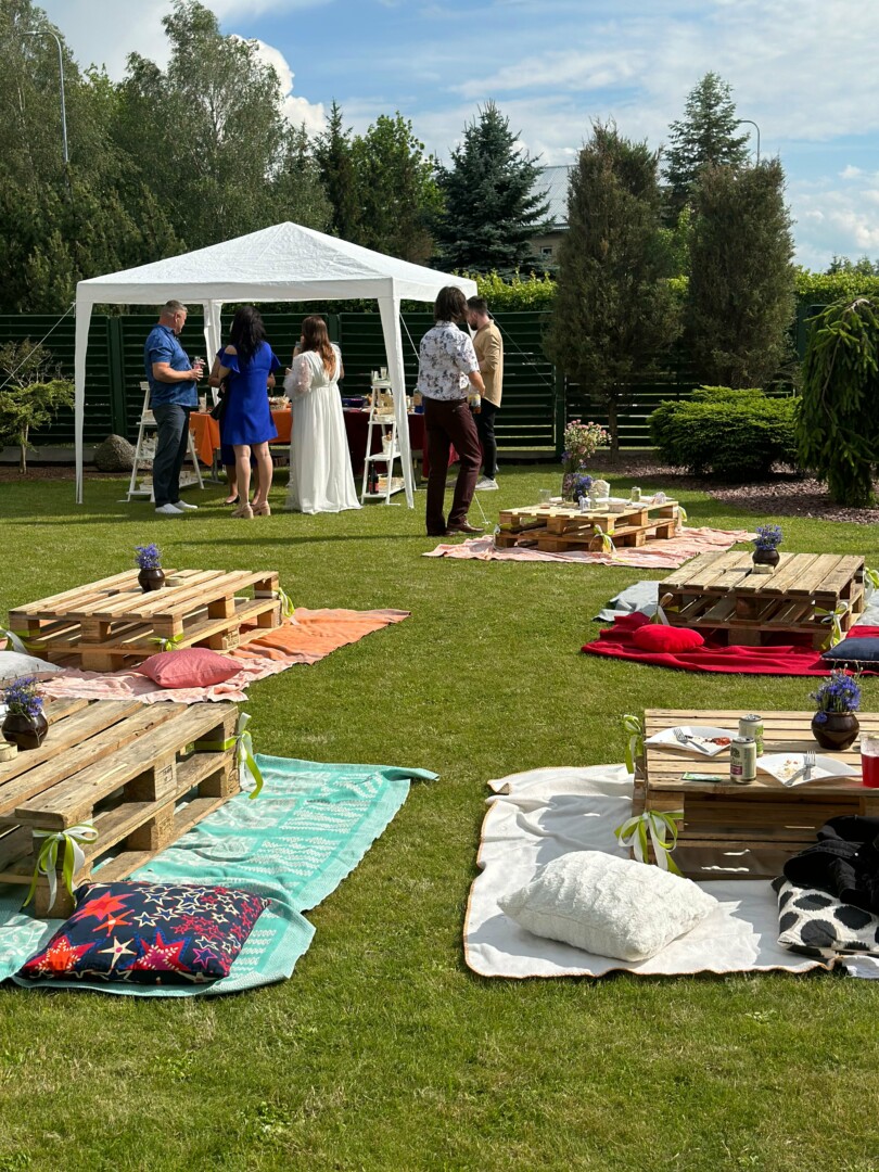 Pradžioje bandę jaunuosius atkalbėti nuo idėjos surengti šventę ant žolės prie palečių vėliau svečiai pripažino pirmą kartą dalyvavę tokiose netradicinėse, bet labai jaukiose ir smagiose vestuvėse. S. BARONO nuotr.