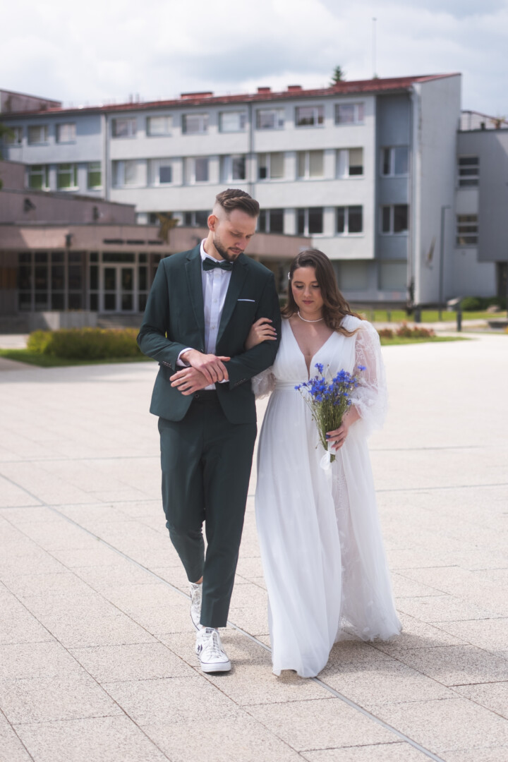 Viktorija ir Tomas pasakoja norėję kuo natūralesnių, tvarių vestuvių, todėl ir savo įvaizdžiui pinigų nešvaistė, jaunoji netgi atsisakė tradicinių aukštakulnių. S. BARONO nuotr.