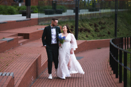 Panevėžiečiai Viktorija Metiolkina ir Tomas Švedas juokiasi prisiminę, kiek daug buvo bandančių juodu atkalbėti nuo tvarių ir pigių vestuvių po atviru dangumi tiesiog ant žolės.