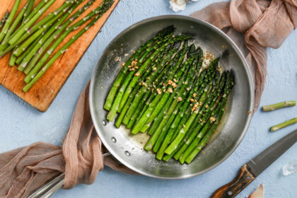 Patiekalai su šparagais paprasti, kaip ir pati daržovė, tačiau tinkamai paruošti verti gurmano gomurio.