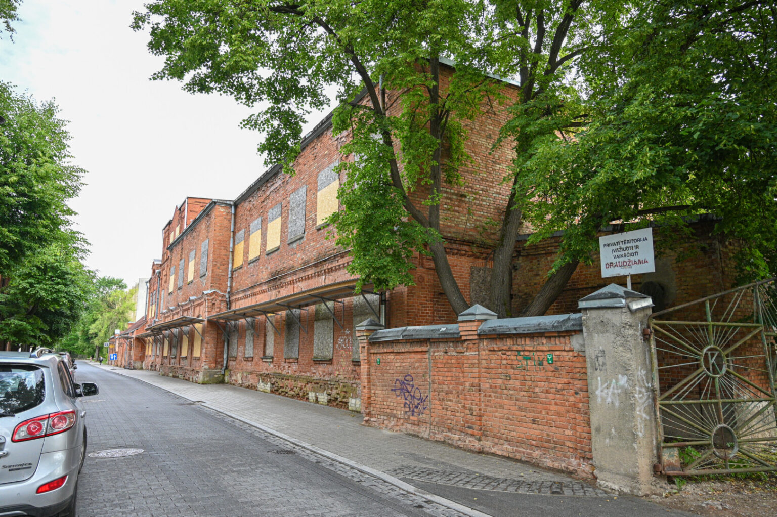 Begriūvantį konservų fabriką prikelti naujam gyvenimui ir paversti dar viena kultūros meka žadėję verslininkai spaudžia stabdžius. Supratę, kad iš Europos Sąjungos aruodų nepavyks gauti finansavimo, o kultūrinės erdvės niekuomet neatsipirks, keičia viso komplekso rekonstrukcijos projektą: koncertų sales ir meno erdves pakeis komercinės patalpos ir gyvenamieji būstai.