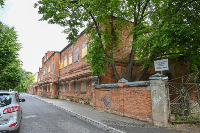 Begriūvantį konservų fabriką prikelti naujam gyvenimui ir paversti dar viena kultūros meka žadėję verslininkai spaudžia stabdžius. Supratę, kad iš Europos Sąjungos aruodų nepavyks gauti finansavimo, o kultūrinės erdvės niekuomet neatsipirks, keičia viso komplekso rekonstrukcijos projektą: koncertų sales ir meno erdves pakeis komercinės patalpos ir gyvenamieji būstai.