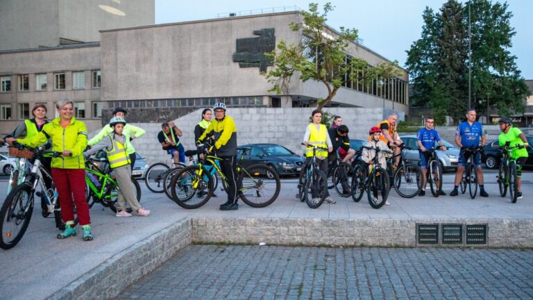 Į Panevėžį po ketverių metų vėl sugrįžo populiarūs naktiniai pasivažinėjimai dviračiais. Jų organizatorius iš emigracijos sugrįžęs Ovidijus Bacevičius džiaugiasi per tą laiką mieste pagerėjusia dviračių infrastruktūra ir dėl to, kad panevėžiečiai pamėgo šią transporto priemonę.