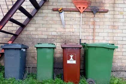 Konteinerių, skirtų maisto ir virtuvės atliekoms, atsiimti sukviesti Rožyno gyventojai po pirmos dalybų dienos džiaugiasi išnešę sveiką kailį.