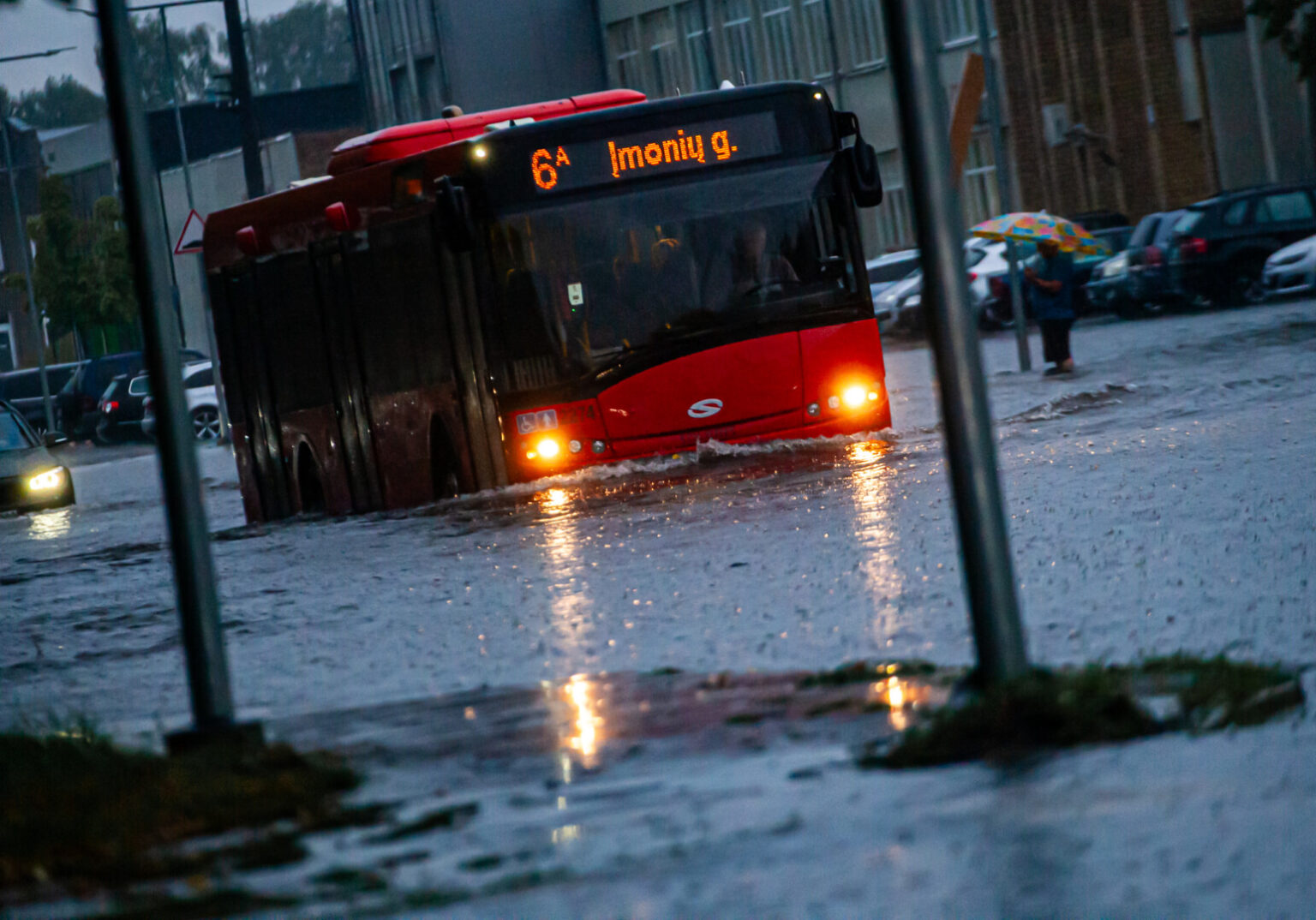 Per Panevėžį ketvirtadienio vakarą praūžusi liūtis tarsi padalijo miestą: vienuose rajonuose paprasčiausiai lijo, kitur pylė kaip iš kibiro.