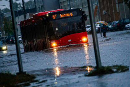 Per Panevėžį ketvirtadienio vakarą praūžusi liūtis tarsi padalijo miestą: vienuose rajonuose paprasčiausiai lijo, kitur pylė kaip iš kibiro.
