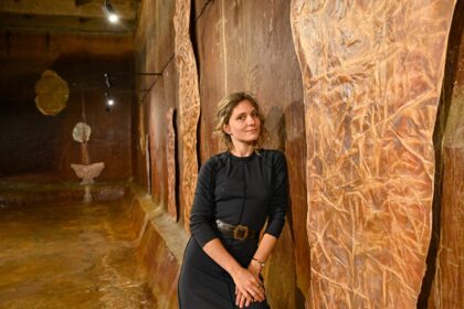 Aukštąją meno ir dizaino mokyklą Prancūzijoje baigusi ir dailės magistro laipsnį įgijusi panevėžietė Erika Povilonytė įmonės „Aukštaitijos vandenys“ nebenaudojamame požeminiame vandens rezervuare pristato specialiai šiai erdvei sukurtą ir išties amą gniaužiančią parodą „Overlay“.