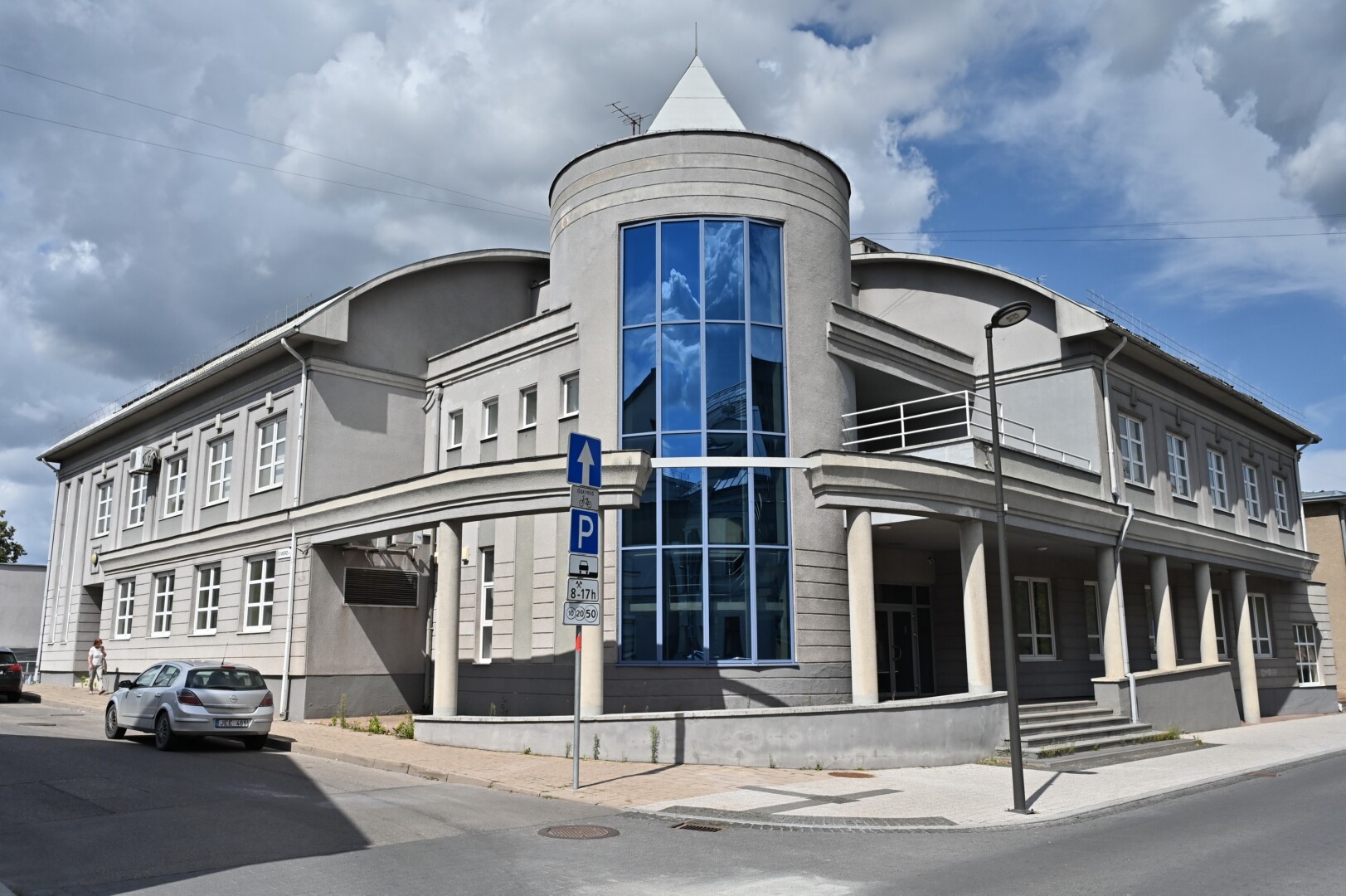 Pustrečių metų pardavinėjamas „Lietuvos draudimui“ priklausantis pastatas Respublikos gatvėje vis mušant jo kainą. G. KARTANO nuotr.