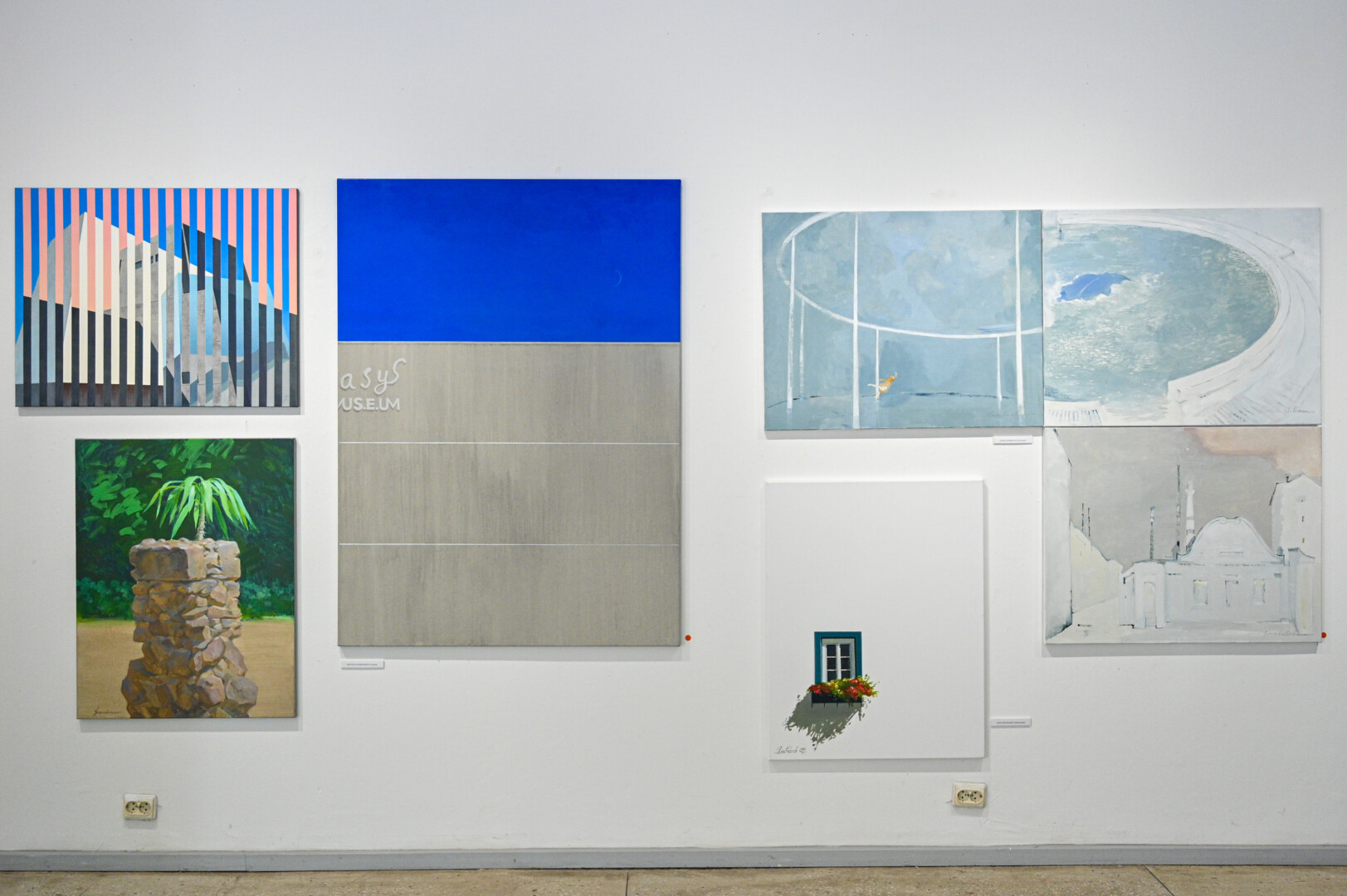 Panevėžyje sukurti Tarptautinio tapytojų plenero dalyvių darbai eksponuojami Laisvės aikštėje veikiančioje galerijoje „Galerija XX“. P. ŽIDONIO nuotr.