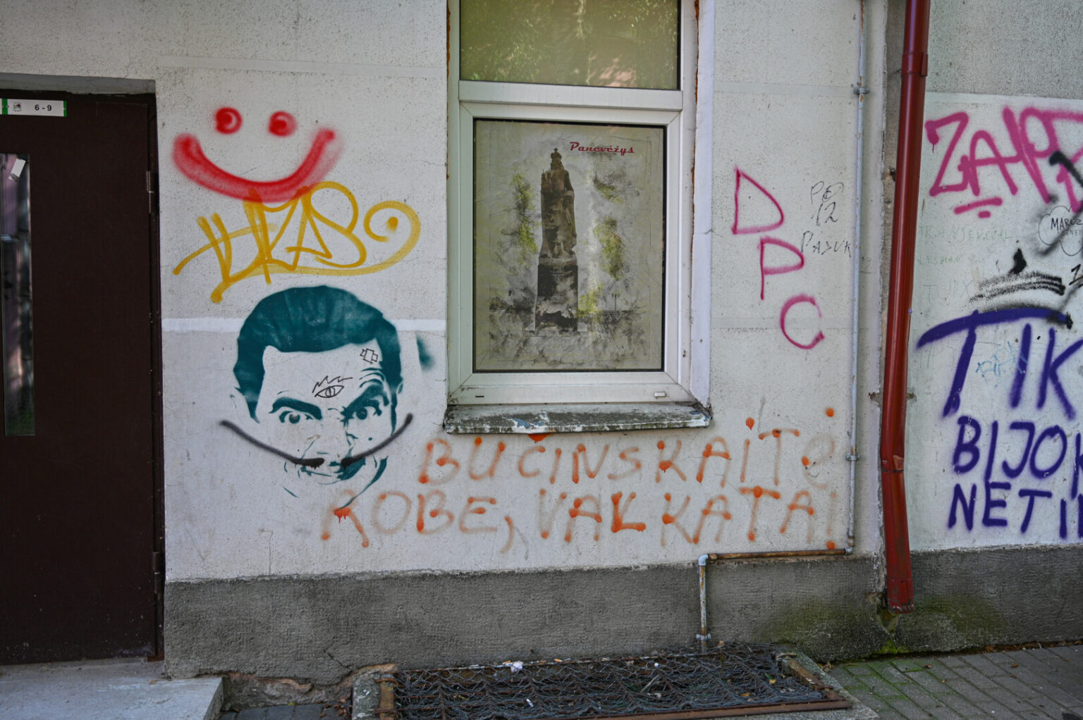 Panevėžys nebeatsigina gatvės „menininkų“. Jų galerijomis dažniausiai tampa pastatų, kurių didžioji dalis – miesto centre, sienos, tačiau aerozoliniais dažais darkomi ir parkų suoliukai, informaciniai stendai, šiukšliadėžės.