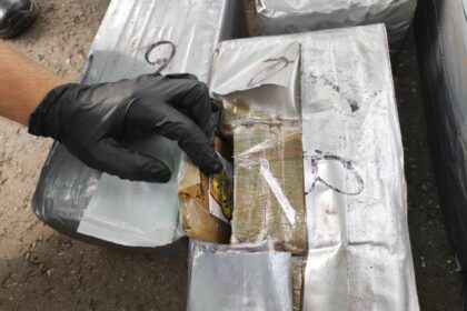  Vilkaviškio rajone, netoli Kybartų sustabdyto vilkiko įrengtoje slėptuvėje pareigūnai aptiko apie 410 kilogramų narkotinės medžiagos – hašišo, jo vertė rinkoje siekia daugiau nei 4 mln. eurų.