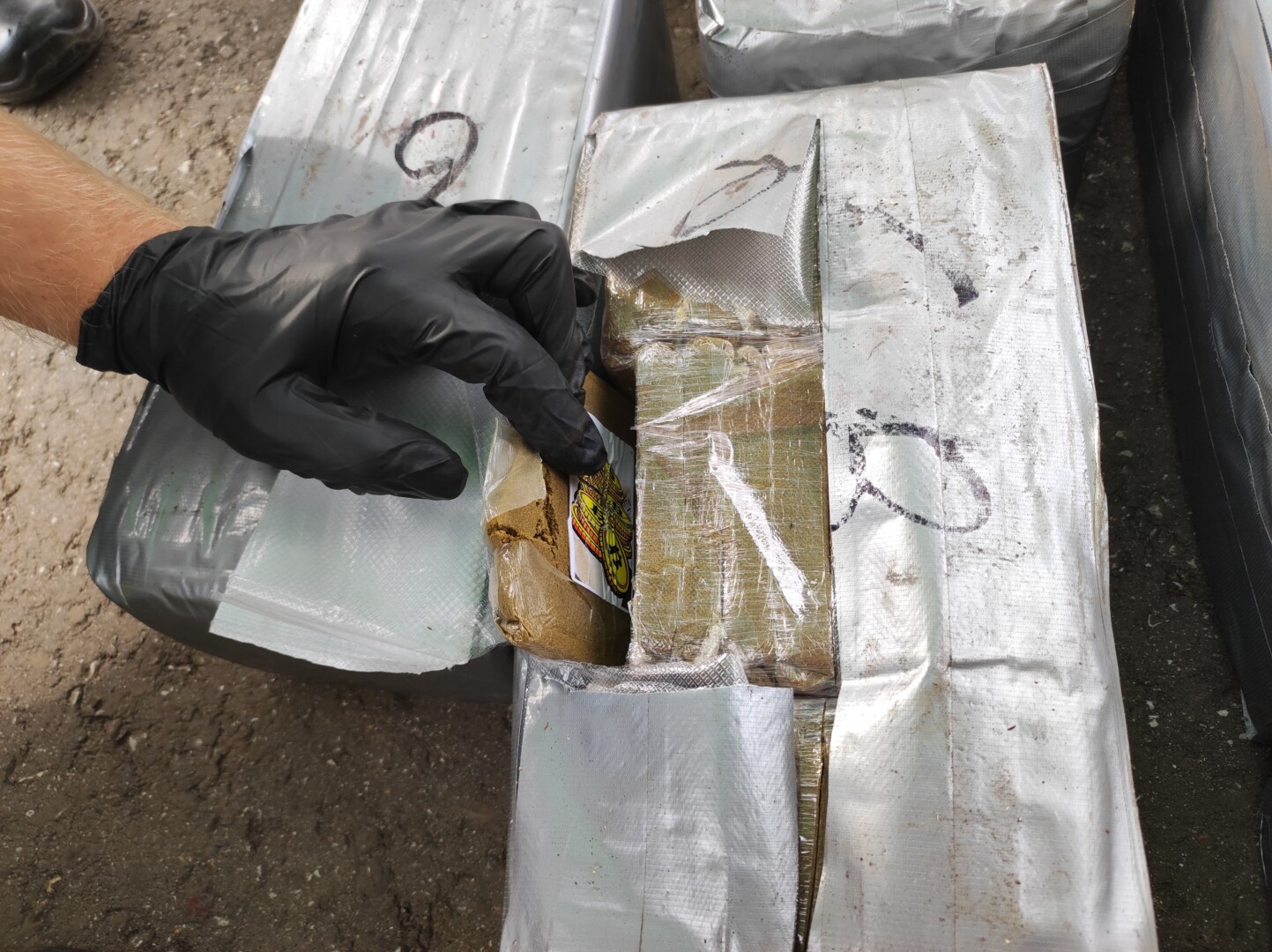  Vilkaviškio rajone, netoli Kybartų sustabdyto vilkiko įrengtoje slėptuvėje pareigūnai aptiko apie 410 kilogramų narkotinės medžiagos – hašišo, jo vertė rinkoje siekia daugiau nei 4 mln. eurų.