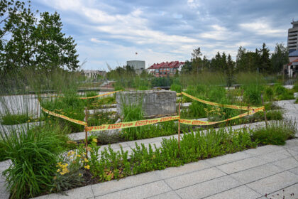 Nedidelis Kranto gatvės skverelis, nuo kurio atsiveria įspūdinga Senvagės panorama su į dangų šaunančiais Šv. apaštalų Petro ir Povilo bažnyčios bokštais, panevėžiečius ir miesto svečius viliodavo ir čia stovinčiu paminklu kalbininkui Juozui Balčikoniui.