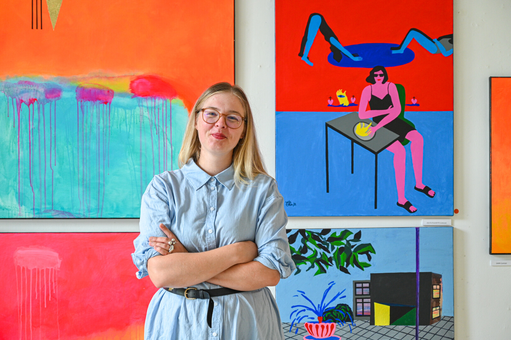 Pirmą kartą Panevėžio plenere dalyvaujančiai grafikei panevėžietei Jolitai Puleikytei tapymas ant drobės tapo tikru iššūkiu. P. ŽIDONIO nuotr.