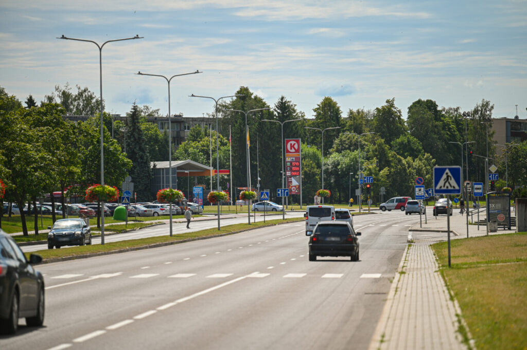 Karščiams nesitraukiant iš Lietuvos, dėl nebūdingai aukštų temperatūrų kenčia ne tik visa, kas gyva, – neatlaiko net gatvės ir keliai.