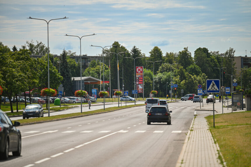 Karščiams nesitraukiant iš Lietuvos, dėl nebūdingai aukštų temperatūrų kenčia ne tik visa, kas gyva, – neatlaiko net gatvės ir keliai.