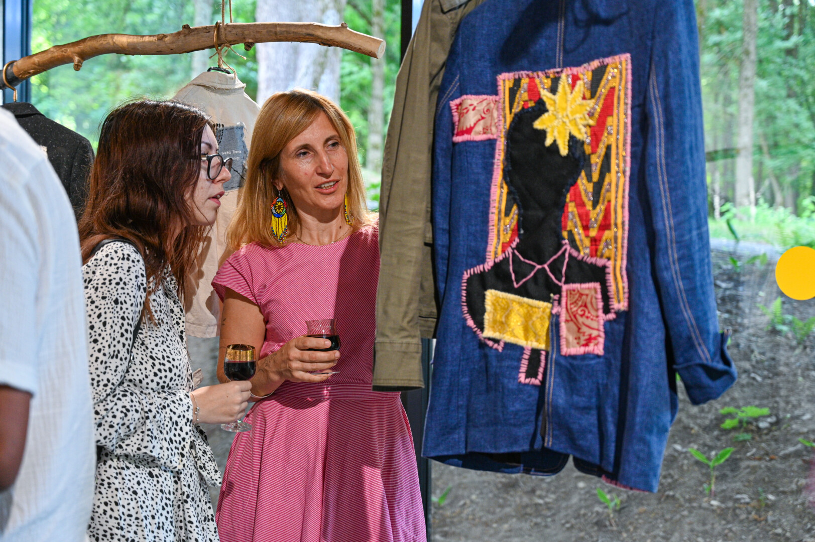 Parodoje menininkai pristato dėvėtus drabužius, dekoruotus rankomis prisiūtomis aplikacijomis. P. Židonio nuotr.