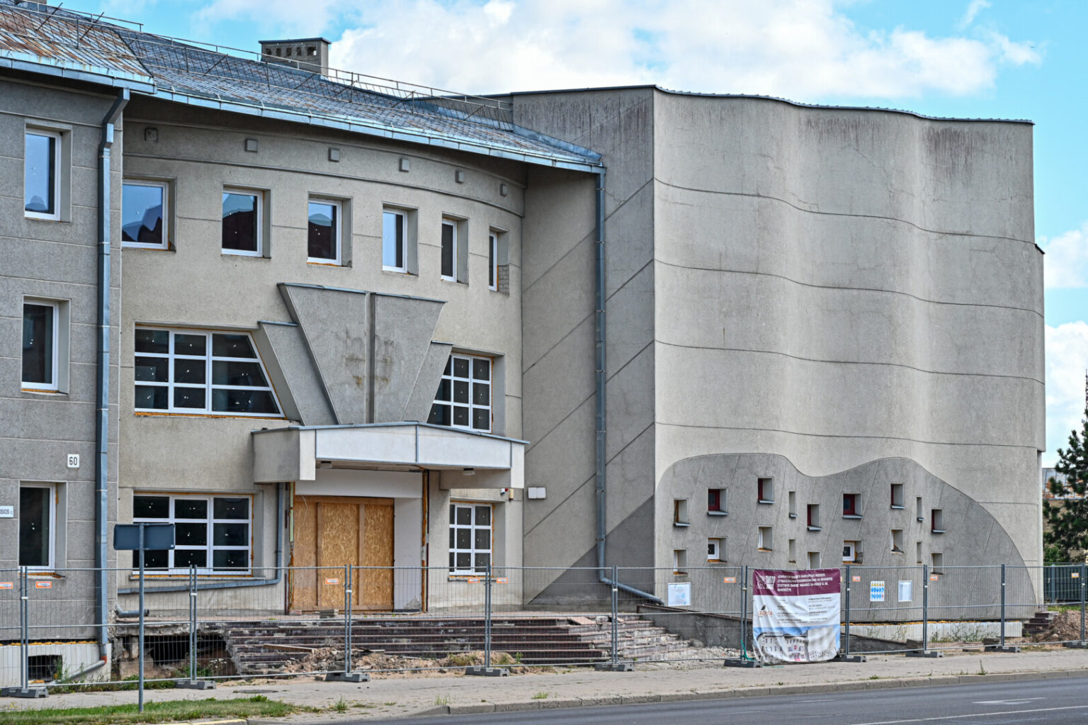 Ilgai lauktas, pernai pradėtas, o kitąmet turėjęs būti baigtas „Sodros“ Panevėžio skyriaus pastato remontas, atrodo, ilgam sustos.