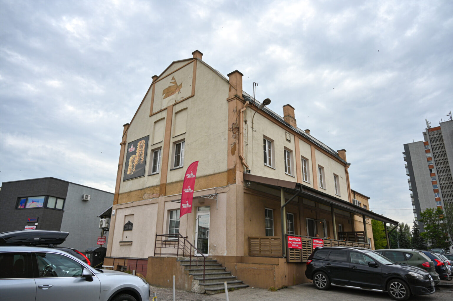 Pastatas Savanorių aikštėje, iš kurio dabar sklinda malonūs kepinių kvapai, – vienas svarbiausių žydų paveldo objektų mieste, buvusi garsios judaizmo dvasinės seminarijos vieta. Prasidėjus karui uždaryta mokslo įstaiga po kurio laiko atgimė Izraelyje ir jau aštuoniasdešimt metų ten gyvuoja vadinama Panevėžio vardu.