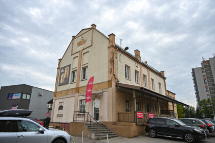 Pastatas Savanorių aikštėje, iš kurio dabar sklinda malonūs kepinių kvapai, – vienas svarbiausių žydų paveldo objektų mieste, buvusi garsios judaizmo dvasinės seminarijos vieta. Prasidėjus karui uždaryta mokslo įstaiga po kurio laiko atgimė Izraelyje ir jau aštuoniasdešimt metų ten gyvuoja vadinama Panevėžio vardu.