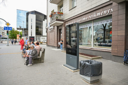 Dar žiemą pastatytos, o pavasarį jau turėjusios rodyti autobusų maršrutus ir atvykimo tvarkaraščius Panevėžio centrinėse autobusų stotelėse švieslentės iki šiol tamsios ir neveikiančios.