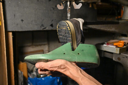 Avalynės taisymas – benykstanti paslauga. Tik vyresnio amžiaus panevėžiečiai iš įpratimo dar atneša taisyti savo pamėgtus batus – jauni žmonės juos tiesiog išmeta ir perka naujus. G. KARTANO nuotr.