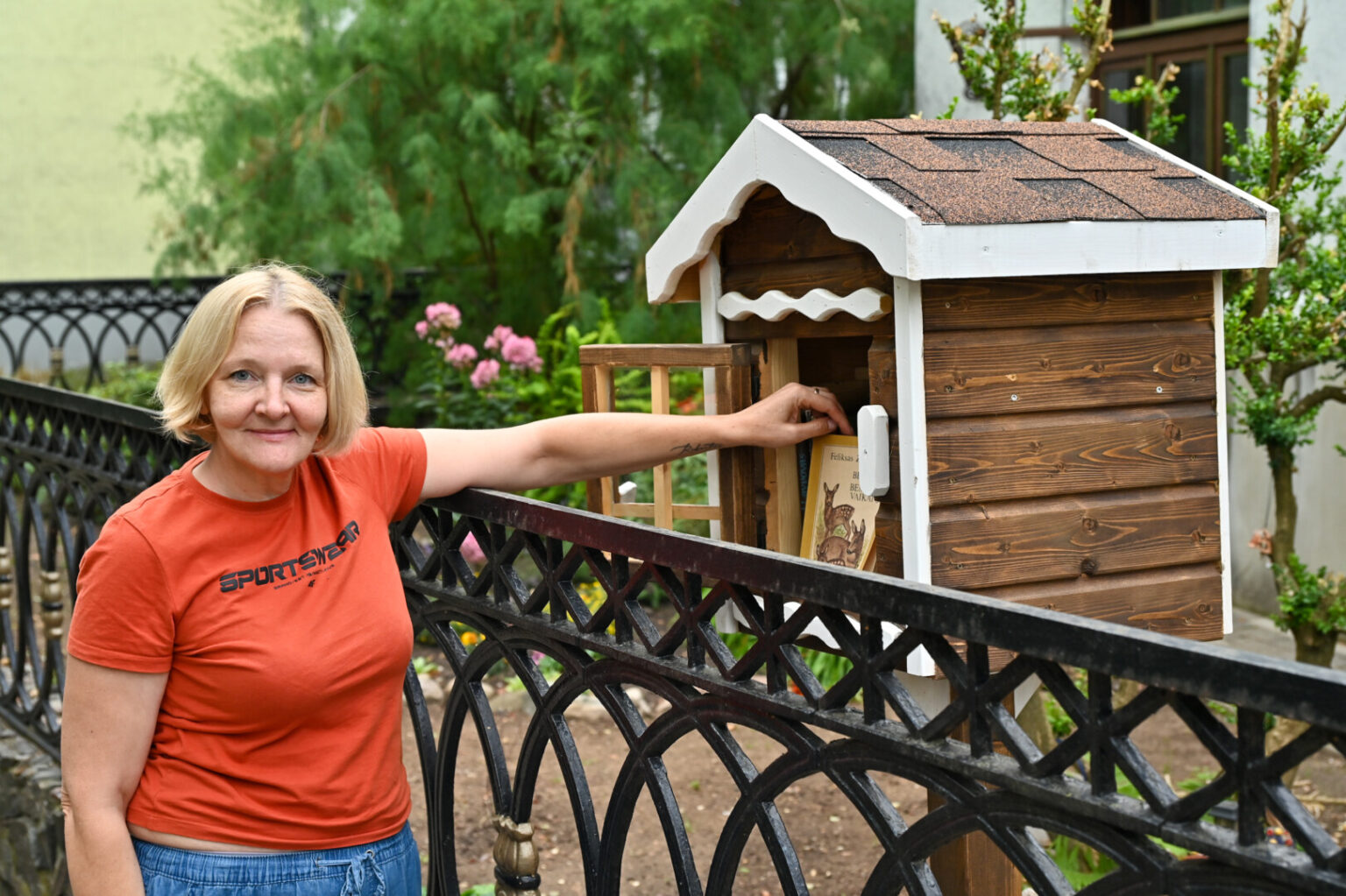 Pernai po Smėlynės gatvės daugiabučių langais įkurdinusi lauko bibliotekėlę, šiemet Sandra Mikonienė ją pakeitė knygų nameliu. Pastačiusi šį savo pačios kieme, panevėžietė pasirinkti knygų, jas skaityti kviečia kiekvieną.