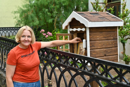 Pernai po Smėlynės gatvės daugiabučių langais įkurdinusi lauko bibliotekėlę, šiemet Sandra Mikonienė ją pakeitė knygų nameliu. Pastačiusi šį savo pačios kieme, panevėžietė pasirinkti knygų, jas skaityti kviečia kiekvieną.