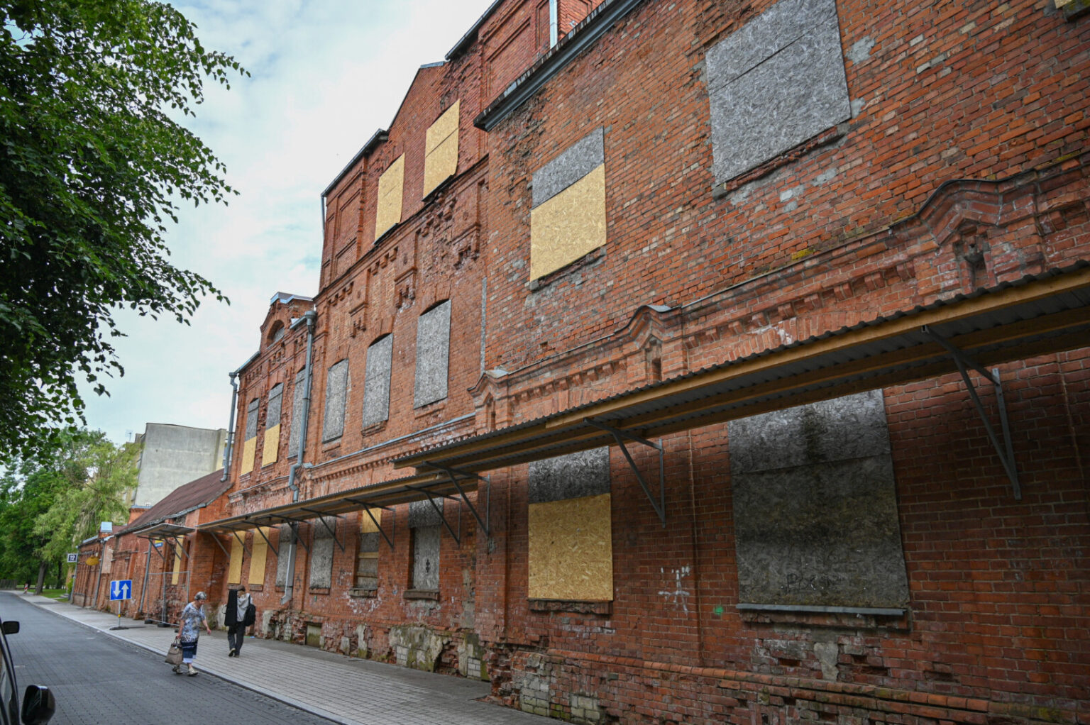 Miesto legendą – begriūvantį konservų fabriką prikelti naujam gyvenimui ir paversti dar viena kultūros meka žadėję verslininkai spaudžia stabdžius.