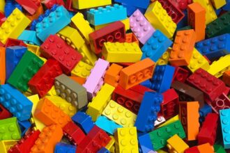 Kodėl lego konstravimo rinkinys vadinamas būtent taip? Kas verčia visą pasaulį dėl šių spalvotų plastikinių kubelių eiti iš proto?