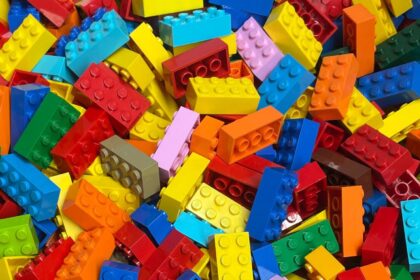 Kodėl lego konstravimo rinkinys vadinamas būtent taip? Kas verčia visą pasaulį dėl šių spalvotų plastikinių kubelių eiti iš proto?