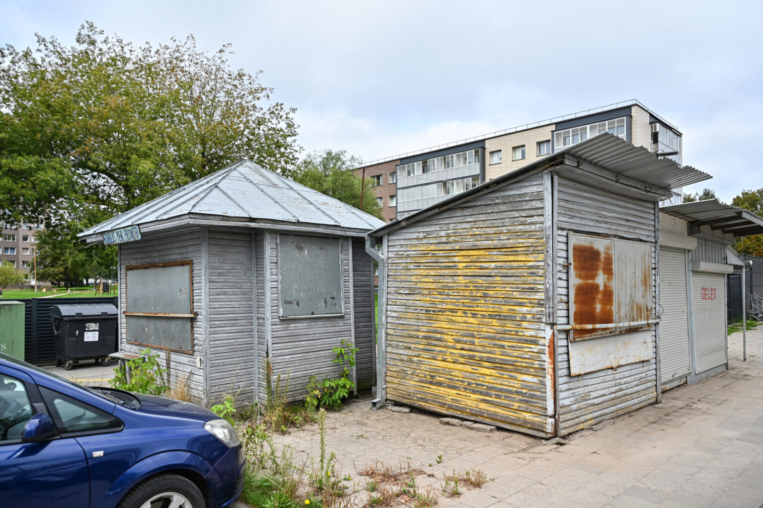 Panevėžyje, Aukštaičių gatvėje, šalia buvusios turgavietės tebestovintys apleisti kioskai virsta šios miesto dalies pūliniu.