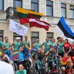 Laisvės aikštėje penktadienio vakarą panevėžiečiai pasitiko tarptautinio estafetinio bėgimo „Baltijos kelias“ dalyvius.