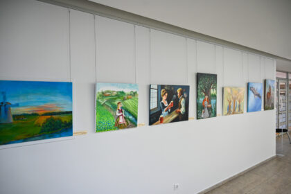 Kaip atrodo nutapyta „Tautiška giesmė“? O kokių spalvų populiari lietuvių liaudies daina „Šalia kelio karčema“?