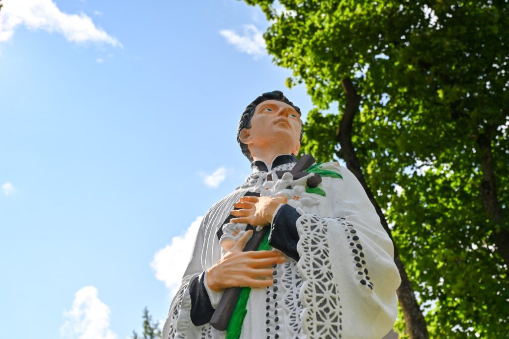 Šventųjų apaštalų Petro ir Povilo bažnyčios šventoriuje tikinčiuosius pasitinka atnaujinta, iš tolo įvairiomis spalvomis švytinti šventojo Aloyzo skulptūra. Atnaujinta ir kita – Jėzaus Širdies statula.