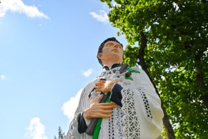 Šventųjų apaštalų Petro ir Povilo bažnyčios šventoriuje tikinčiuosius pasitinka atnaujinta, iš tolo įvairiomis spalvomis švytinti šventojo Aloyzo skulptūra. Atnaujinta ir kita – Jėzaus Širdies statula.