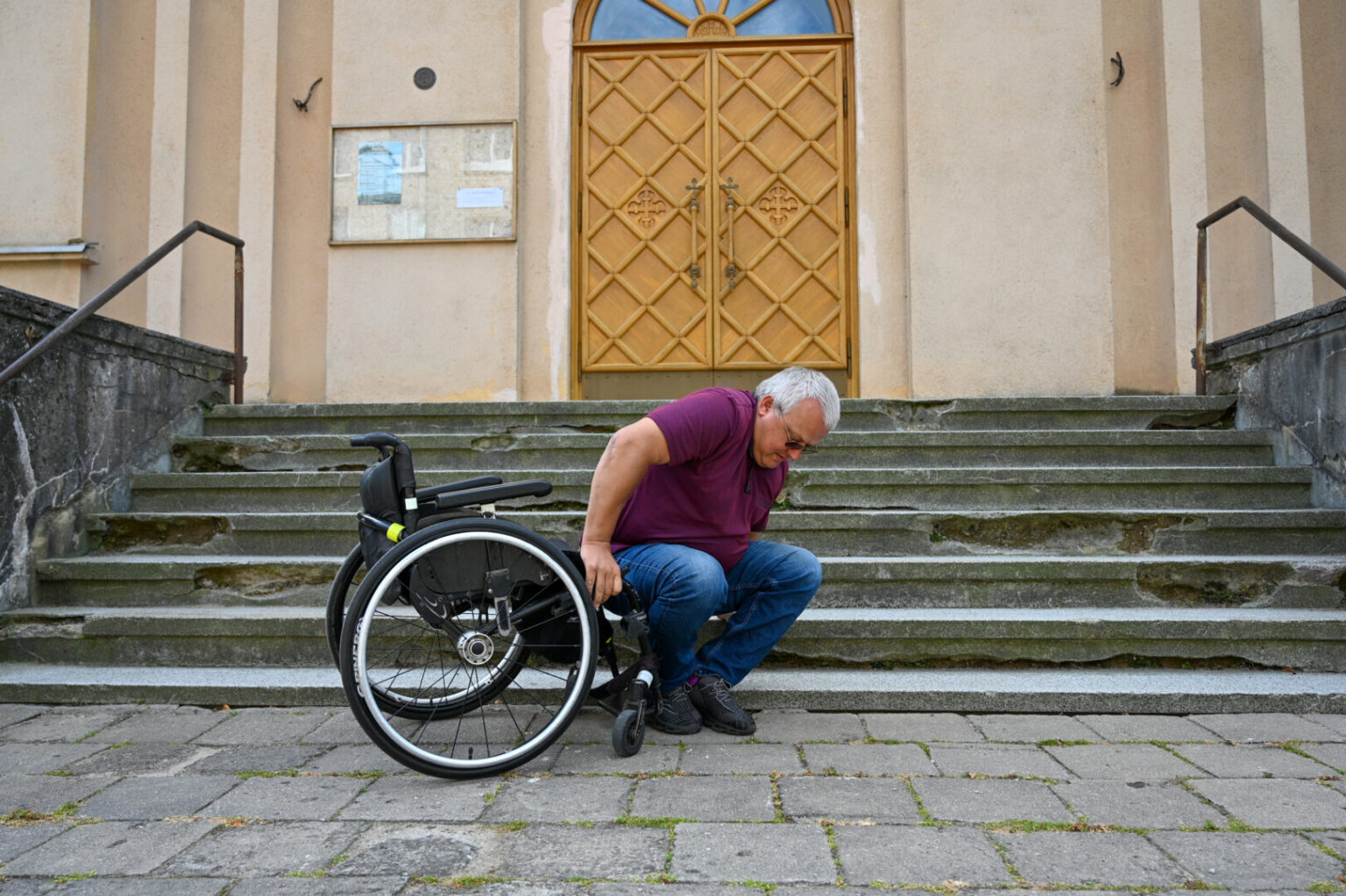 Kilus ažiotažui dėl paveldosaugininkų griežto veto, užkirtusio galimybę Panevėžyje, prie Marijonų koplyčios stačių laiptų įrengti pandusą, žygių ėmėsi Panevėžio žmonių su negalia draugijos nariai.