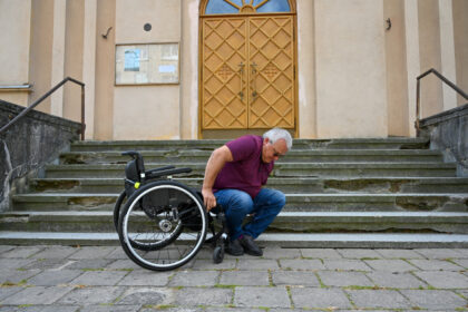 Kilus ažiotažui dėl paveldosaugininkų griežto veto, užkirtusio galimybę Panevėžyje, prie Marijonų koplyčios stačių laiptų įrengti pandusą, žygių ėmėsi Panevėžio žmonių su negalia draugijos nariai.