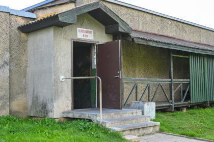 Panevėžio Statybininkų gatvės 56-ojo namo gyventojams po langais žaliuoja pačių sodinti medžiai ir dekoratyviniai krūmai, tačiau vietoje paukščių čiulbesio girdi nesiliaujančius keiksmus ir girtuoklių blevyzgas.