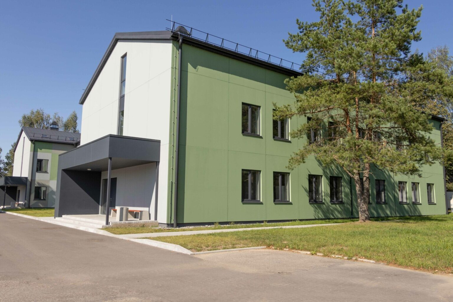 Lietuvos kariuomenės Mechanizuotosios pėstininkų brigados „Geležinis Vilkas“ Karaliaus Mindaugo husarų batalione Panevėžyje atidaromos rekonstruotos kareivinės.